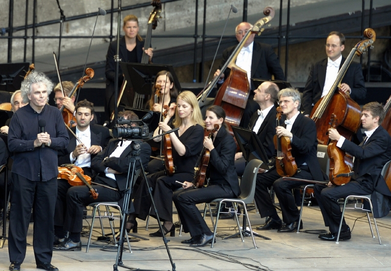 Dirigent Simon Rattle (vlevo) a členové Berlínská filharmonie. Dirigent Simon Rattle (vlevo) a členové Berlínská filharmonie.