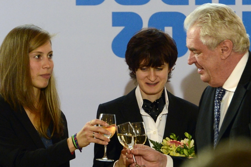 Zlaté olympionistky Eva Samková (vlevo) a Martina Sáblíková s prezidentem Milošem Zemanem. 