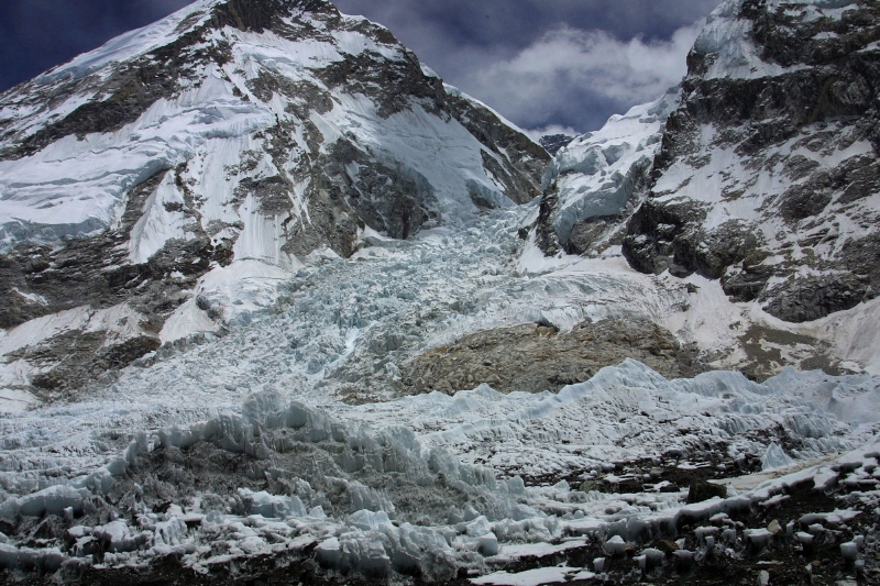 Nepál kvůli neštěstí dočasně zakázal výstup na Mount Everest.