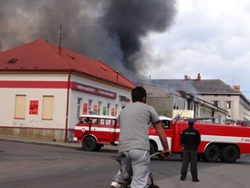 Zásah hasičům komplikovaly exploze propan-butanových lahví.
