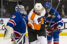 Útočník Philadelpie Jakub Voráček (uprostřed).