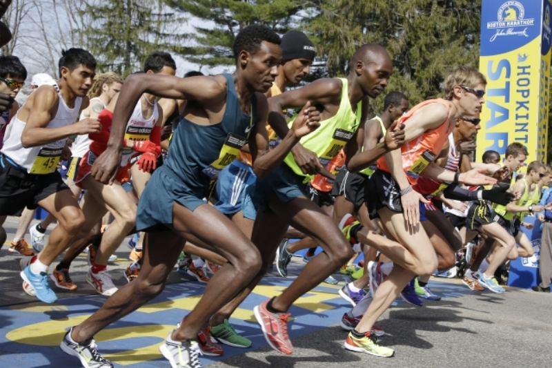 Maraton v Bostonu vyhráli Američan Meb Keflezighi a Keňanka Rita Jeptoová. Maraton v Bostonu vyhráli Američan Meb Keflezighi a Keňanka Rita Jeptoová.