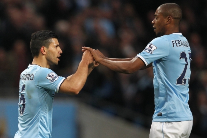 Střelec první branky City Sergio Aguero (vlevo) přijímá gratulace od Fernandinha. 