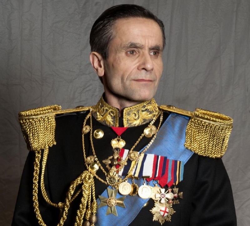 V hlavní roli Jiřího VI., zvaného Bertie, se představí Martin Mejzlík. V hlavní roli Jiřího VI., zvaného Bertie, se představí Martin Mejzlík.