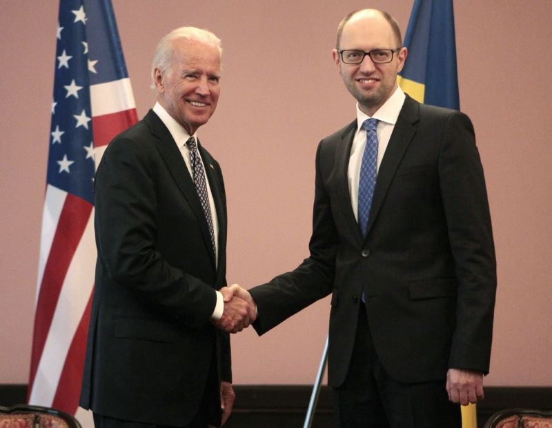 Americký viceprezident Joseph Biden (vlevo) a ukrajinský premiér Arsenij Jaceňuk.