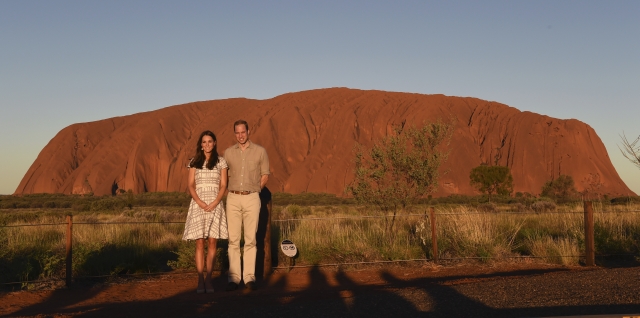 Nejsledovanější aristokratický pár současnosti před posvátnou horou Uluru.