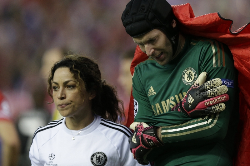 Gólman Chelsea Petr Čech v doprovodu klubové lékařky. Gólman Chelsea Petr Čech v doprovodu klubové lékařky.