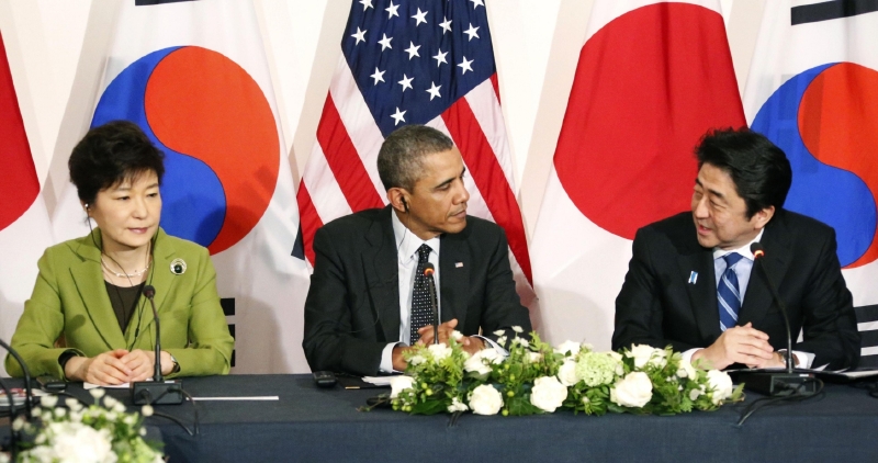 Zleva: jihokorejská prezidentka Pak Kun-hje, americký prezident Barack Obama a japonský premiér Šinzó Abe.