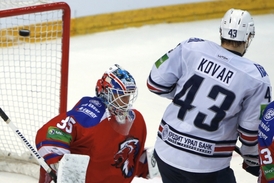 Jan Kovář před gólmanem Lva Vehanenem.