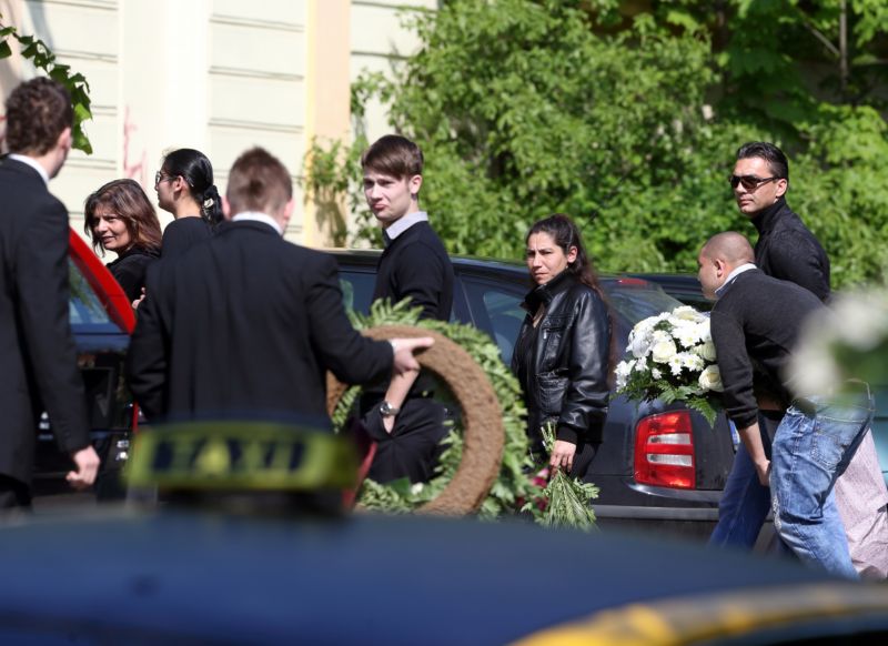 Na pohřeb zavražděného taxikáře přišla rodina i desítky dalších smutečních hostů.