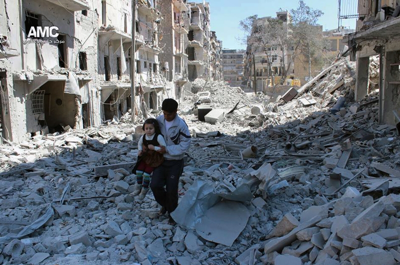 Humanitární situace v Sýrii se podle OSN v budoucnu ještě zhorší. Snímek pořízený v pondělí po náletu na Alepo. Humanitární situace v Sýrii se podle OSN v budoucnu ještě zhorší. Snímek pořízený v pondělí po náletu na Alepo.