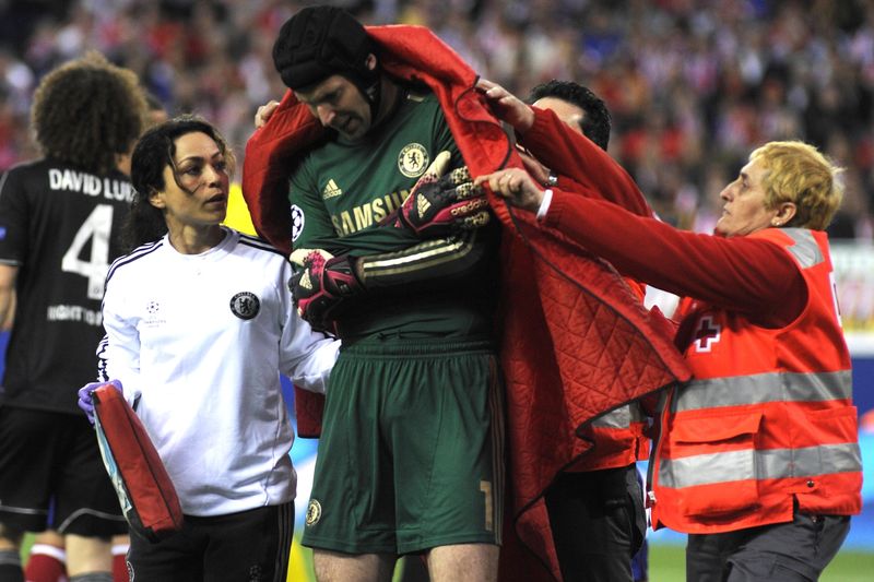 Gólman Petr Čech v péči lékařů. Gólman Petr Čech v péči lékařů.