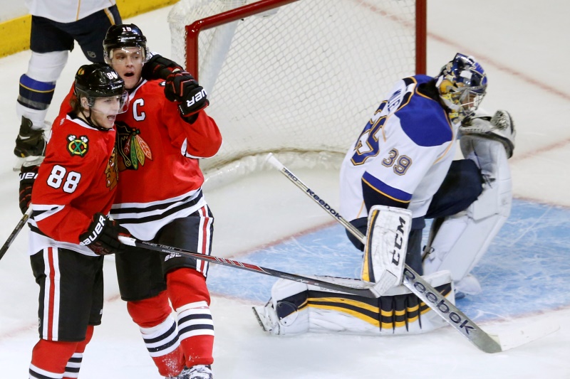 Chicago zužitkovalo v úvodním kole play-off NHL i podruhé výhodu domácího prostředí a po výhře 4:3 v prodloužení nad St. Louis srovnalo stav série na 2:2. 