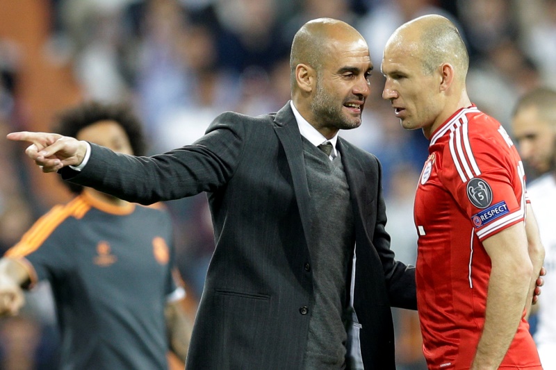 Tohle se nepovedlo. Arjen Robben (vpravo) v rozhovoru s trenérem Bayernu Pepem Guardiolou. Tohle se nepovedlo. Arjen Robben (vpravo) v rozhovoru s trenérem Bayernu Pepem Guardiolou.
