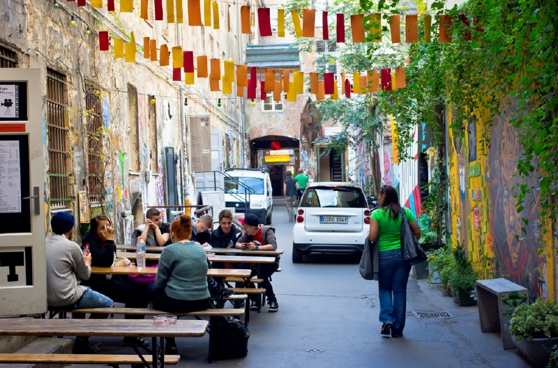 Možnost poznat berlínský život důkladněji nabízí kancelář Berlinagenten, která nabízí návštěvu tří zcela odlišných tamních domácností a náhled do života jejich obyvatel. (Foto: Shutterstock.com/Boris-B) Možnost poznat berlínský život důkladněji nabízí kancelář Berlinagenten, která nabízí návštěvu tří zcela odlišných tamních domácností a náhled do života jejich obyvatel. (Foto: Shutterstock.com/Boris-B)