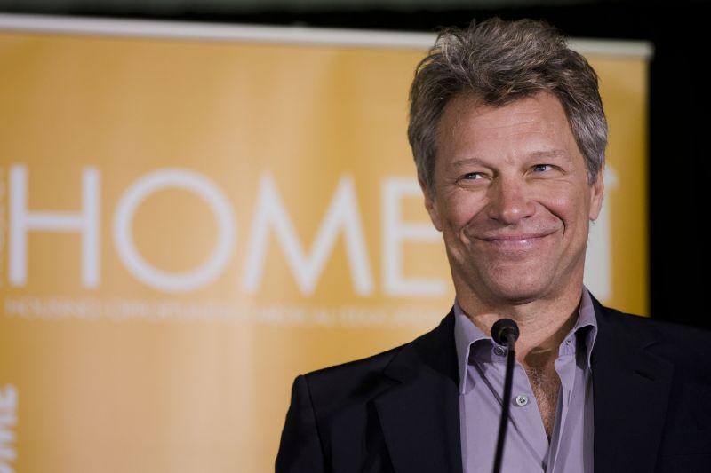 Jon Bon Jovi nemyslí jen na sebe a svůj úspěch, prostřednictvím své nadace teď chce pomoct lidem bez střechy nad hlavou.