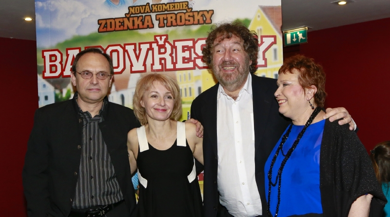 Hvězdy filmu Babovřesky 2 s režisérem Zdeňkem Troškou.
