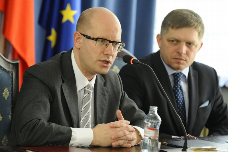 Premiéři Bohuslav Sobotka (vlevo) a Robert Fico.