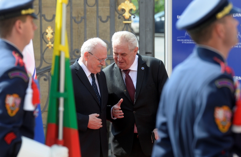 Prezident Miloš Zeman (vpravo) a slovenský prezident Ivan Gašparovič. Prezident Miloš Zeman (vpravo) a slovenský prezident Ivan Gašparovič.