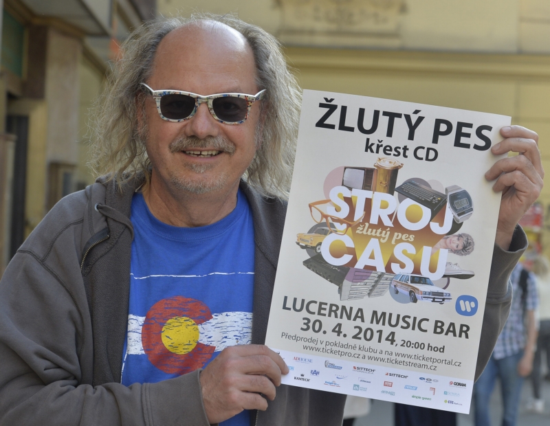 Zpěvák Ondřej Hejma s plakátem na koncert. Zpěvák Ondřej Hejma s plakátem na koncert.