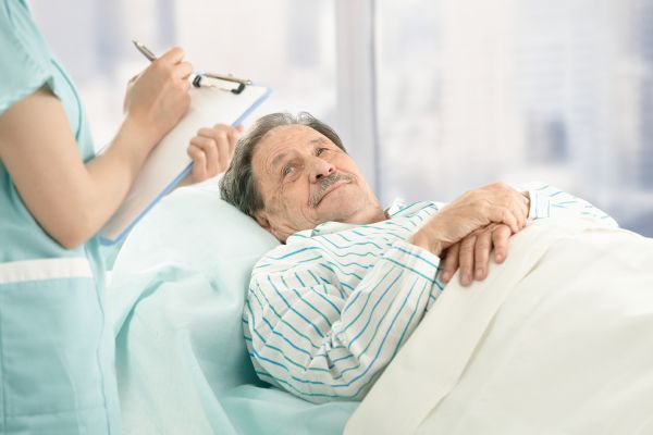 Mezi nejdražšími pacienty bylo loni 17 mužů a tři ženy (ilustrační foto).