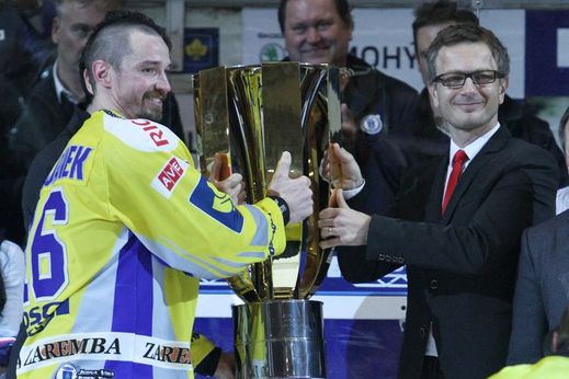 Vlevo Petr Čajánek (ZLN) a jeho synovec Jan Káňa II. (KOM). Vlevo Petr Čajánek (ZLN) a jeho synovec Jan Káňa II. (KOM).