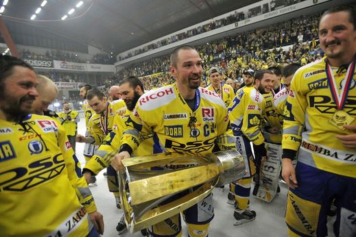 Zlínští útočníci (vpředu zleva) Marek Melenovský, kapitán Zlína Petr Čajánek a Jiří Ondráček slaví mistrovský titul. Zlínští útočníci (vpředu zleva) Marek Melenovský, kapitán Zlína Petr Čajánek a Jiří Ondráček slaví mistrovský titul.