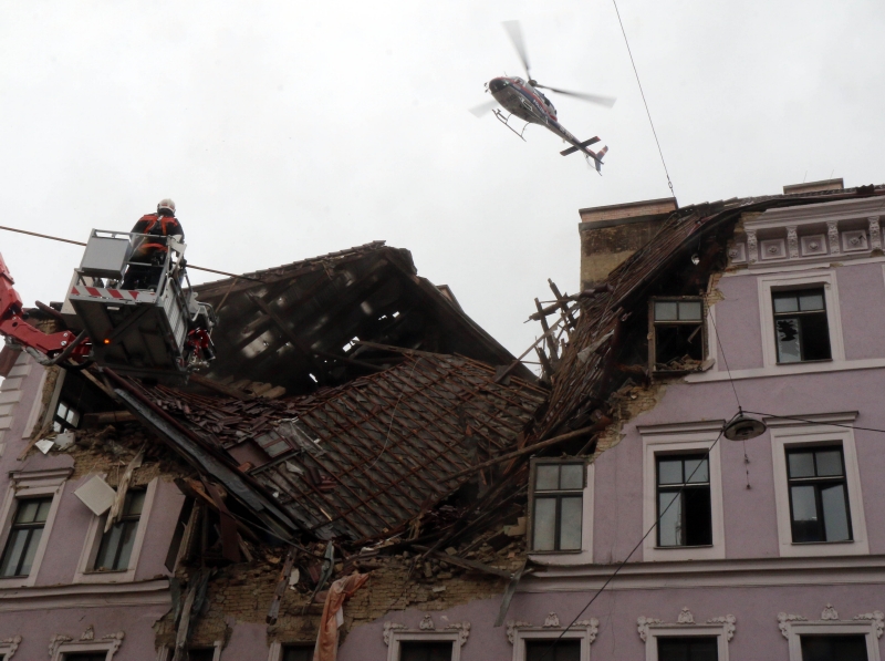"Střecha budovy se zřítila na třídu Mariahilfer Strasse". "Střecha budovy se zřítila na třídu Mariahilfer Strasse".