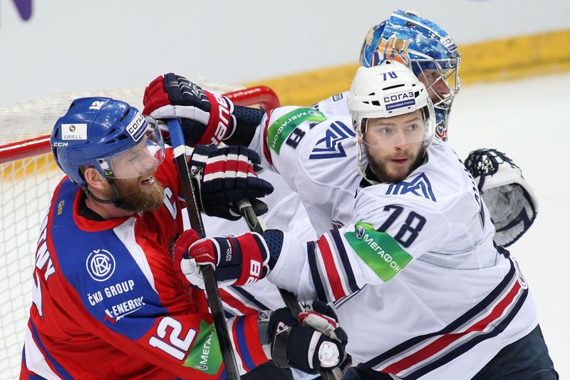 Jiří Novotný v potyčce před gólmanem Vehanenem. Jiří Novotný v potyčce před gólmanem Vehanenem.