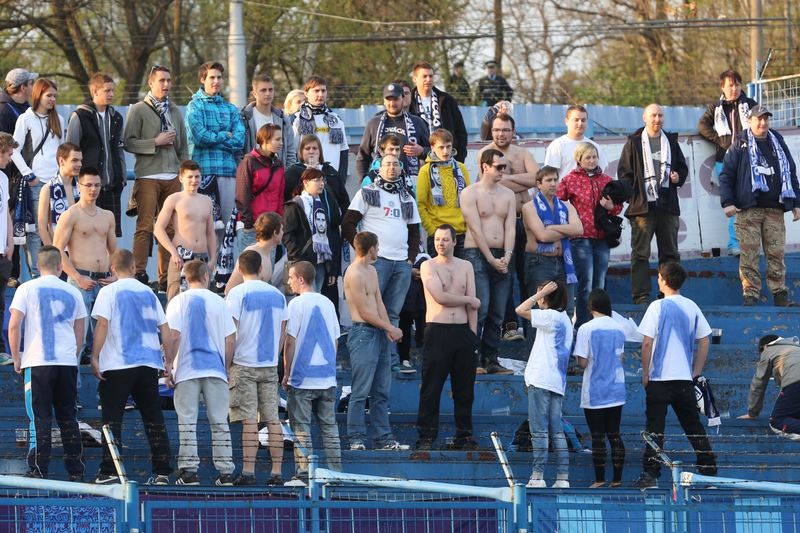 Fanoušci Slovácka vyjádřili svůj nesouhlas již v Ostravě. Fanoušci Slovácka vyjádřili svůj nesouhlas již v Ostravě.