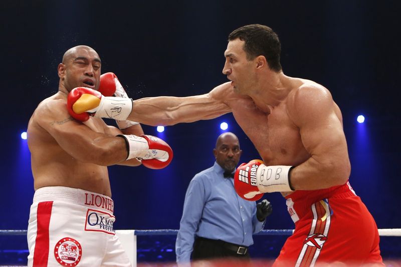 Ukrajinský boxer Vladimir Kličko (vpravo) obhájil své tituly mistra světa v těžké váze. 
