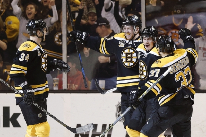 Hokejisté Bostonu se radují z gólu.