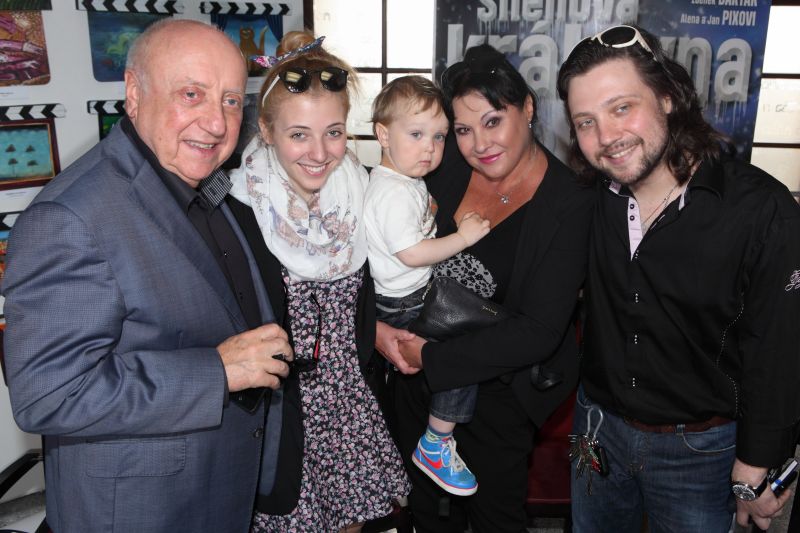 Rodinka Slováčkovic na tiskové konferenci k muzikálu Sněhová královna. Rodinka Slováčkovic na tiskové konferenci k muzikálu Sněhová královna.