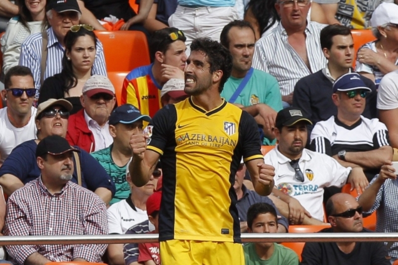 Záložník Atlética Madrid Raul Garcia se raduje z gólu proti Valencii.
