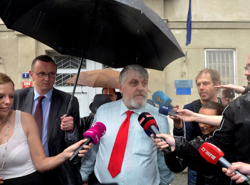 Ivan Jonák opouští pankráckou věznici.