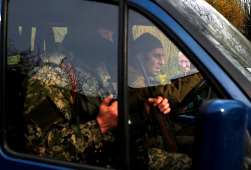 Členy mise, mezi nimiž je i příslušník české armády, zadrželi v pátek proruští ozbrojenci. Členy mise, mezi nimiž je i příslušník české armády, zadrželi v pátek proruští ozbrojenci.