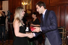 Dárkyně Zuzana Veselá si převzala křišťálový blok pro dárce a oceněné od olympionika Davida Svobody, který aktivity registru podporuje.