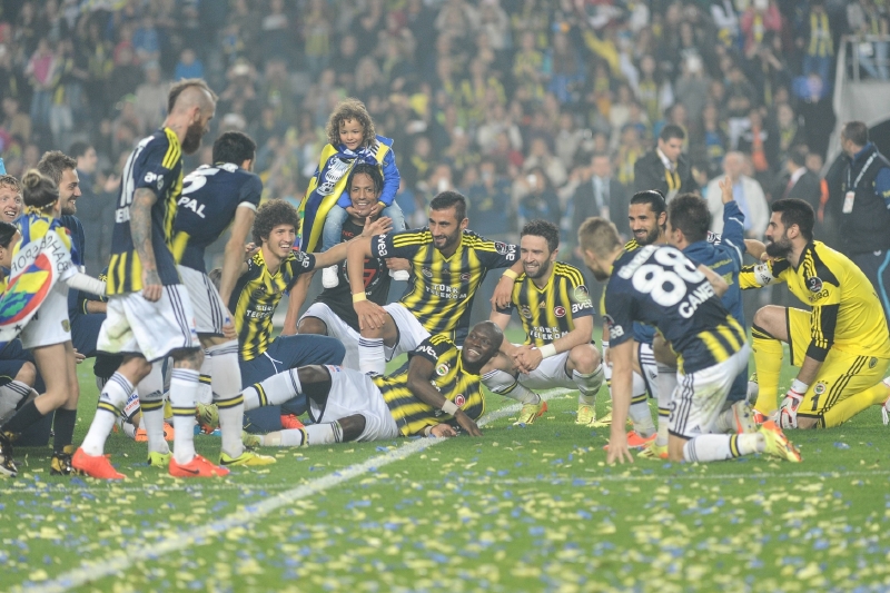 Velkolepé oslavy Fenerbahce začaly už na hřišti. Velkolepé oslavy Fenerbahce začaly už na hřišti.