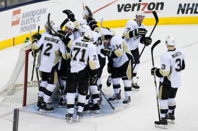 Hokejisté Pittsburghu postoupili do druhého kola play-off NHL, když v pondělním utkání zvítězili na ledě Columbusu 4:3 a vyhráli celou sérii 4:2 na zápasy.