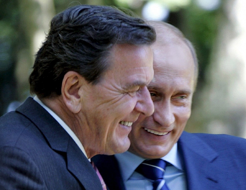 Přátelé Schröder (vlevo) a Putin roku 2005. Přátelé Schröder (vlevo) a Putin roku 2005.
