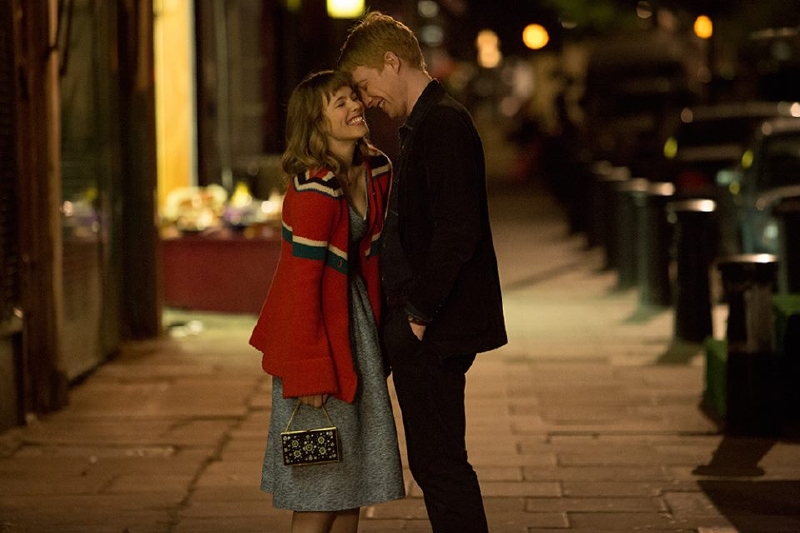 Rachel McAdams a Domhnall Gleeson ve filmu Richarda Curtise Lásky čas. Rachel McAdams a Domhnall Gleeson ve filmu Richarda Curtise Lásky čas.