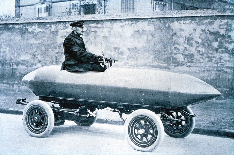 Jenatzky se svým elektromobilem.
