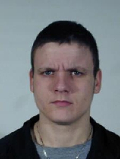 Muž je 180 centimetrů vysoký, má hnědé krátké vlnité vlasy.