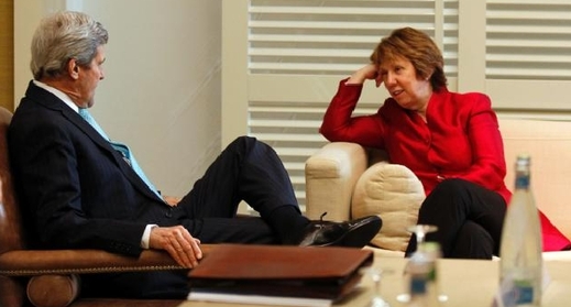 Šéfové diplomacie USA a EU Kerry a Ashtonová. Další sankce proti Putinovi.