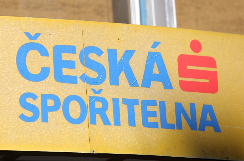 České spořitelně klesl čistý zisk na 4 miliardy