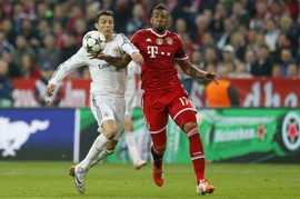 David Alaba z Bayernu (vpravo) a Cristiano Ronaldo z Realu Madrid.