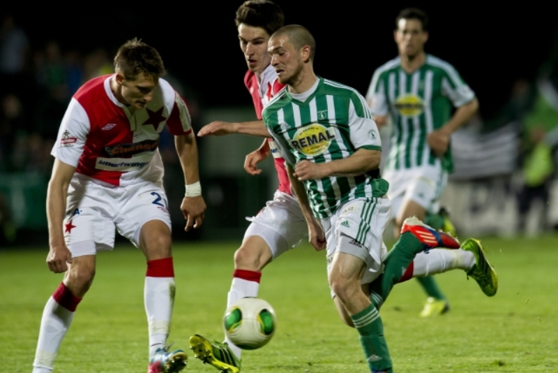 Slávista Milan Škoda (vlevo) a David Bartek z Bohemians.