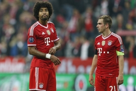 Zklamaní hráči bayernu Dante a Phillip Lahm.