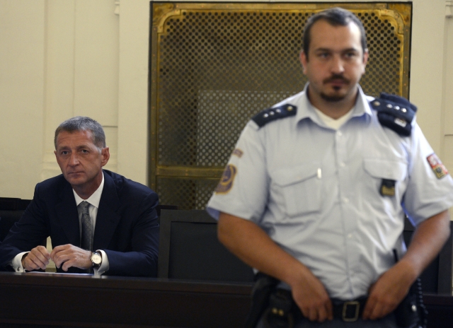 Podnikatel a lobbista Roman Janoušek byl odsouzen na tři roky za mřížemi za zranění ženy při dopravní nehodě. Podnikatel a lobbista Roman Janoušek byl odsouzen na tři roky za mřížemi za zranění ženy při dopravní nehodě.
