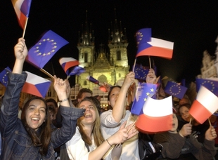 Vstup do EU. Radost na Staroměstkém náměstí v Praze.